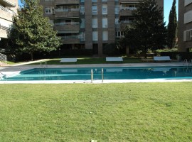 Sarria. Pis de 4 dorm amb piscina comunitaria